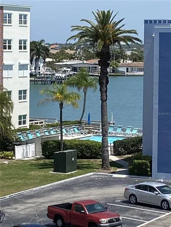 a view of a back yard