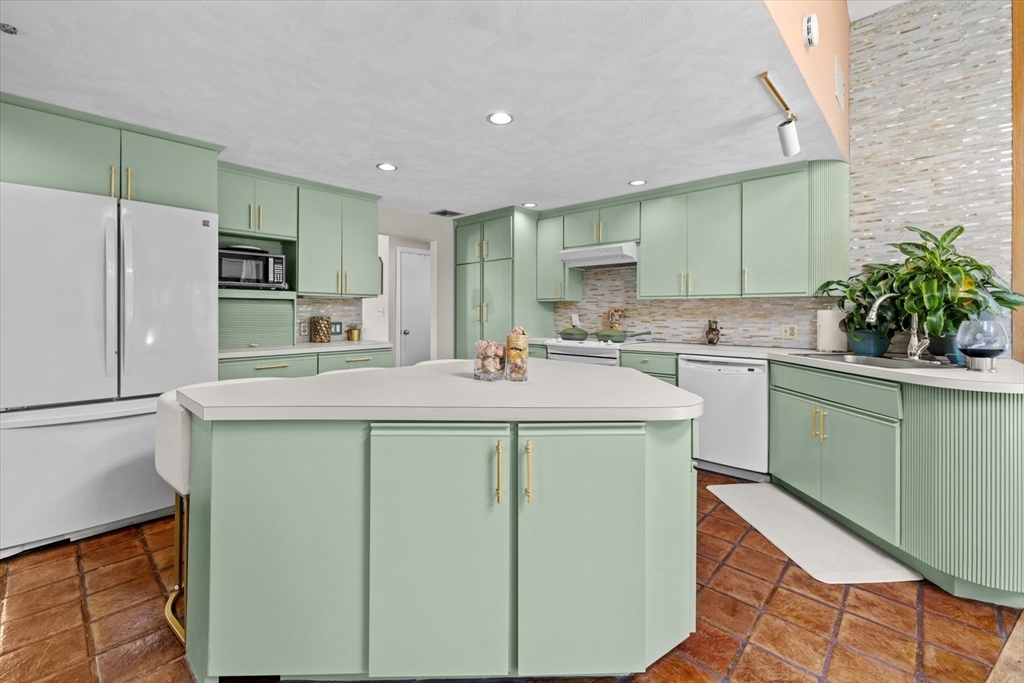 138 Kotlik Street Stoughton, MA 02072 - Photo 7 of 39