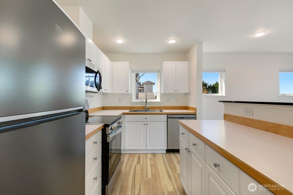 2101 North 55th Street, Unit 201 Seattle, WA 98103 - Photo 10 of 24