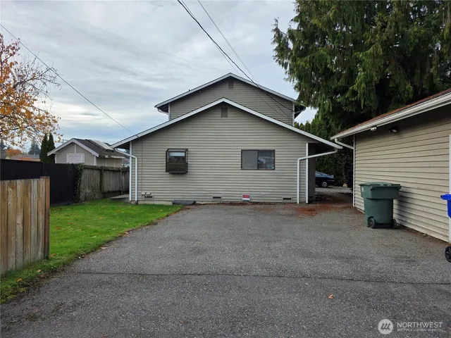 $2,050 | 2121 Chestnut Street, Unit B, Everett, WA 98201