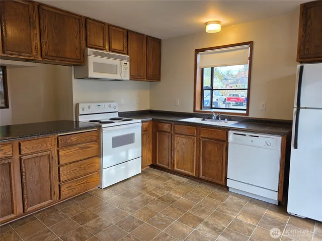 $2,050 | 2121 Chestnut Street, Unit B, Everett, WA 98201