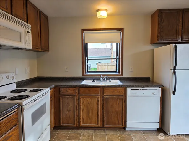 $2,050 | 2121 Chestnut Street, Unit B, Everett, WA 98201