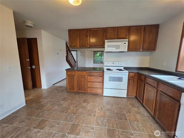 $2,050 | 2121 Chestnut Street, Unit B, Everett, WA 98201