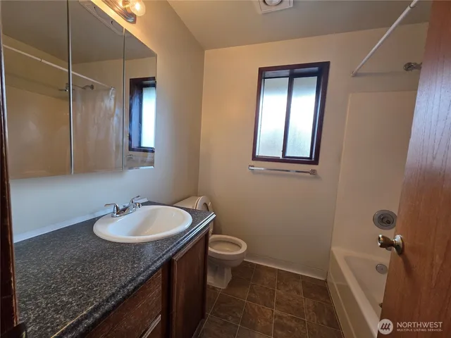 $2,050 | 2121 Chestnut Street, Unit B, Everett, WA 98201