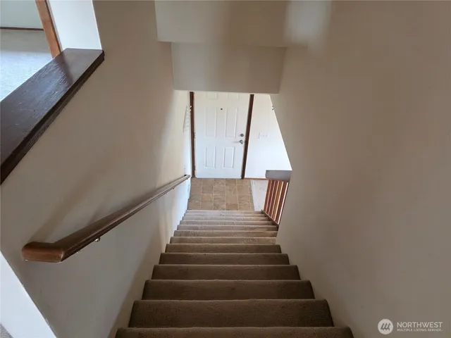 $2,050 | 2121 Chestnut Street, Unit B, Everett, WA 98201