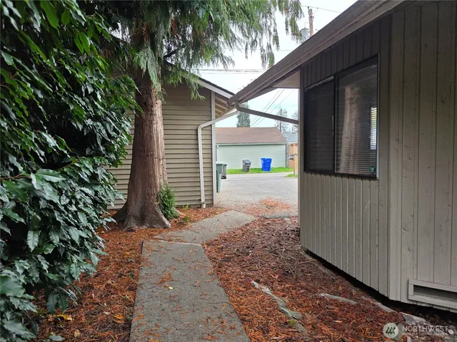 $2,050 | 2121 Chestnut Street, Unit B, Everett, WA 98201