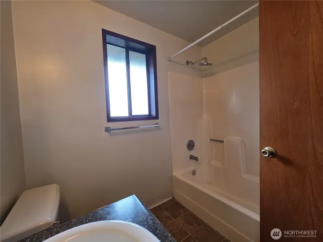 $2,050 | 2121 Chestnut Street, Unit B, Everett, WA 98201