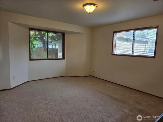 $2,050 | 2121 Chestnut Street, Unit B, Everett, WA 98201