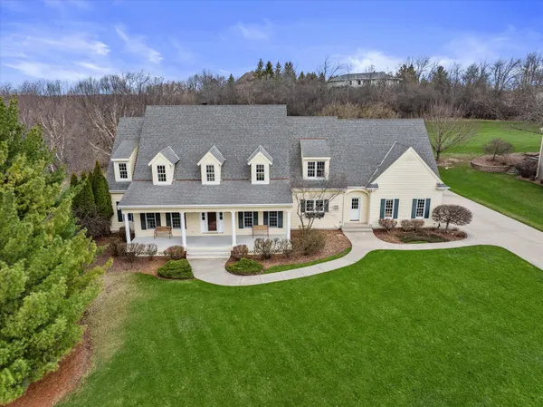 $1,100,000 | W282-n4331 Somerset Lane, Delafield, WI 53072