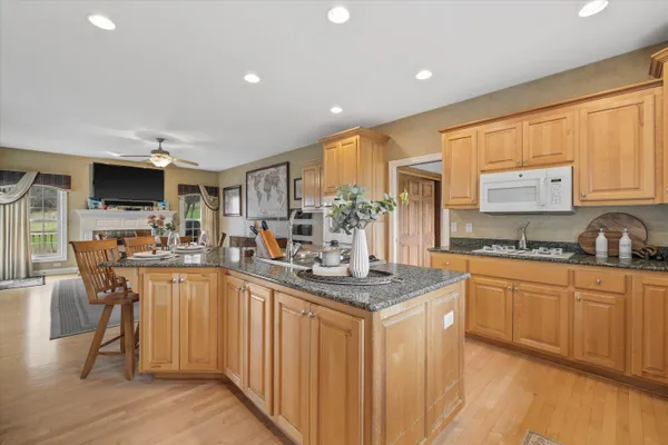 $1,100,000 | W282-n4331 Somerset Lane, Delafield, WI 53072