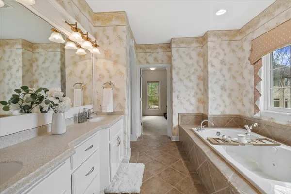 $1,100,000 | W282-n4331 Somerset Lane, Delafield, WI 53072