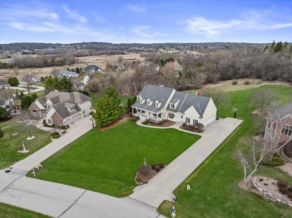 $1,100,000 | W282-n4331 Somerset Lane, Delafield, WI 53072
