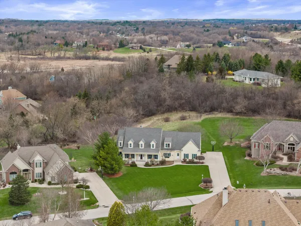 $1,100,000 | W282-n4331 Somerset Lane, Delafield, WI 53072