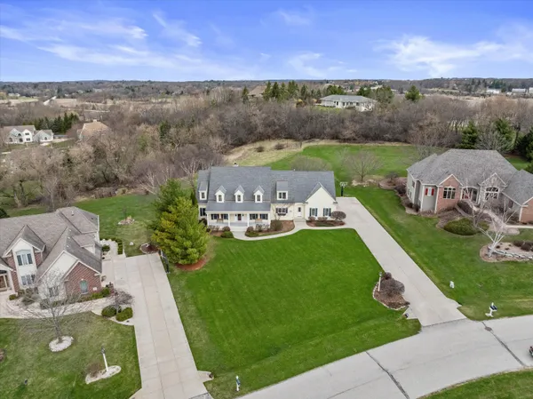 $1,100,000 | W282-n4331 Somerset Lane, Delafield, WI 53072