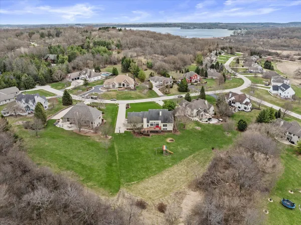 $1,100,000 | W282-n4331 Somerset Lane, Delafield, WI 53072
