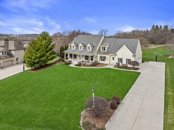 $1,100,000 | W282-n4331 Somerset Lane, Delafield, WI 53072