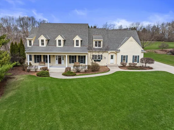 $1,100,000 | W282-n4331 Somerset Lane, Delafield, WI 53072