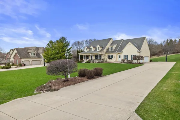 $1,100,000 | W282-n4331 Somerset Lane, Delafield, WI 53072