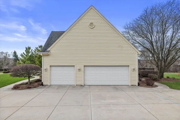 $1,100,000 | W282-n4331 Somerset Lane, Delafield, WI 53072