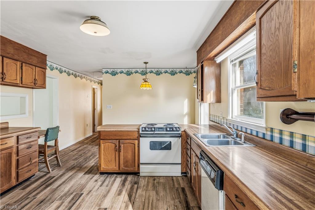 2126 Chestnut Drive High Point, NC 27262 - Photo 19 of 49