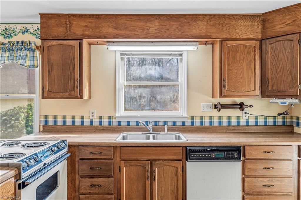 2126 Chestnut Drive High Point, NC 27262 - Photo 21 of 49