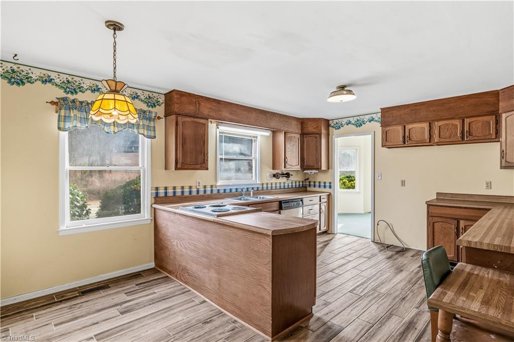 2126 Chestnut Drive High Point, NC 27262 - Photo 23 of 49