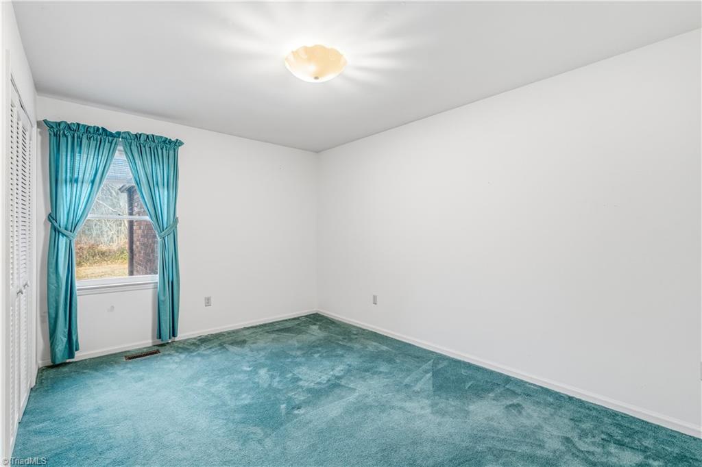 2126 Chestnut Drive High Point, NC 27262 - Photo 31 of 49