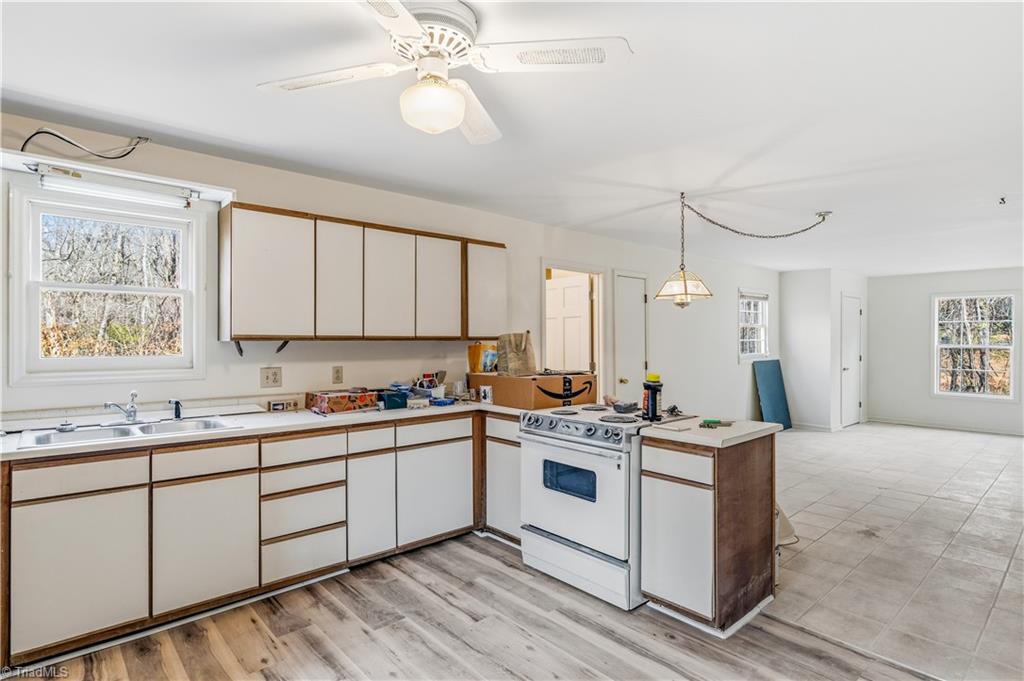2126 Chestnut Drive High Point, NC 27262 - Photo 46 of 49 Detached Appartment kitchen
