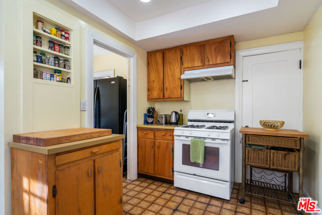 765 Mar Vista Avenue Pasadena, CA 91104 - Photo 21 of 42 a kitchen with stainless steel appliances a stove refrigerator and a cabinets
