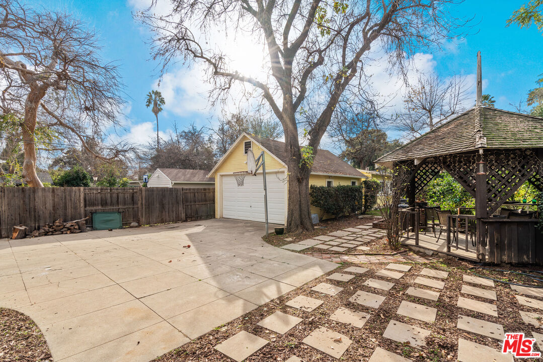 765 Mar Vista Avenue Pasadena, CA 91104 - Photo 28 of 42 a backyard of a house with table and chairs