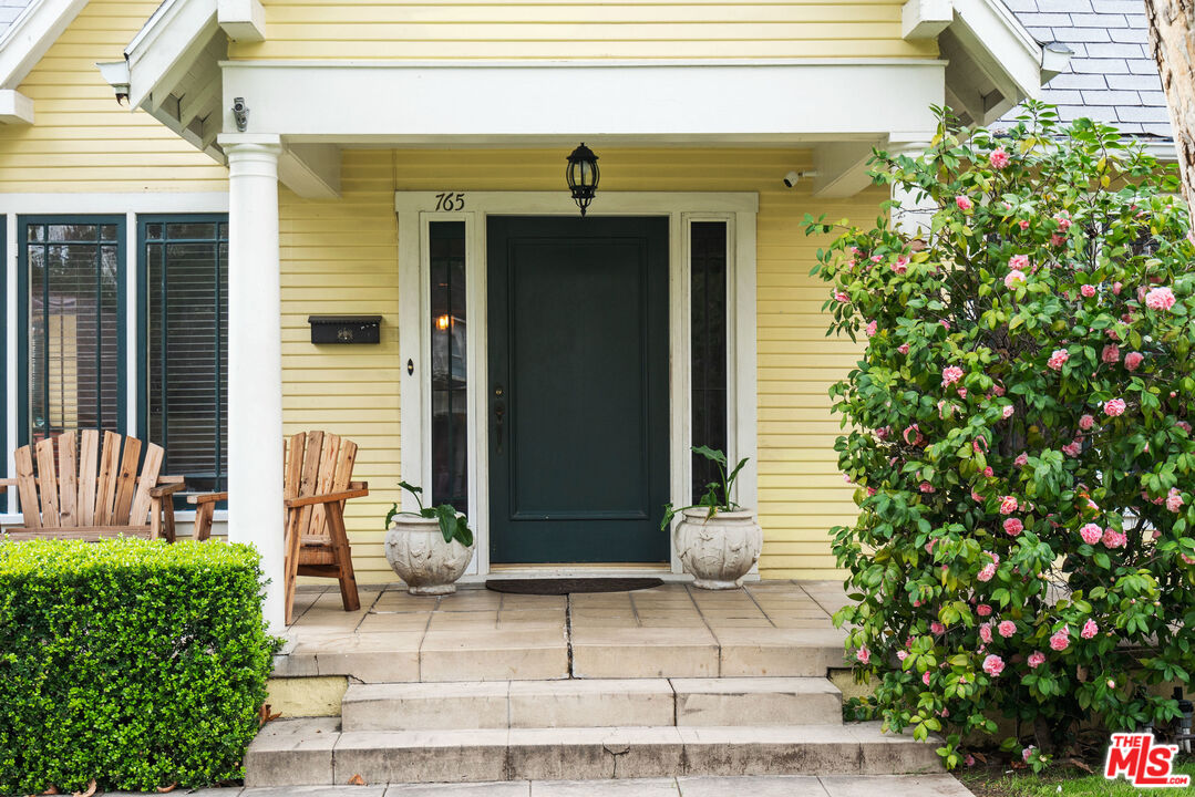 765 Mar Vista Avenue Pasadena, CA 91104 - Photo 4 of 42 a front view of a house with garden