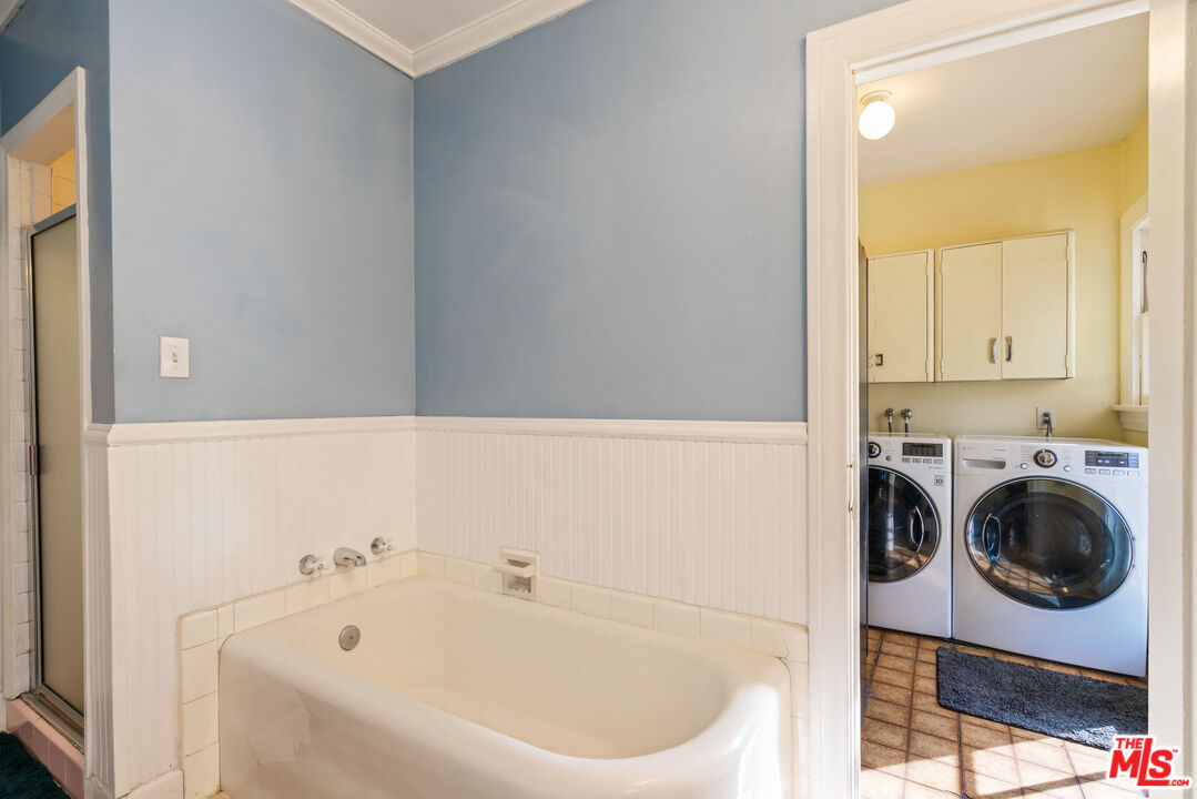 765 Mar Vista Avenue Pasadena, CA 91104 - Photo 37 of 42 a bathroom with a bathtub and a sink