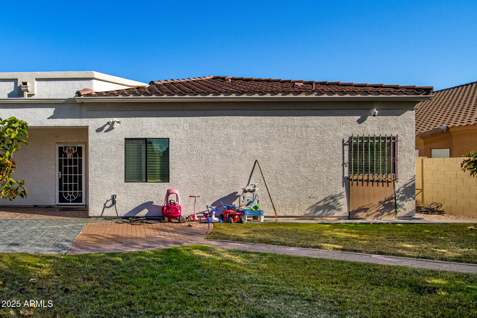8912 North 15th Lane Phoenix, AZ 85021 - Photo 30 of 33 a view of a terrace with chairs