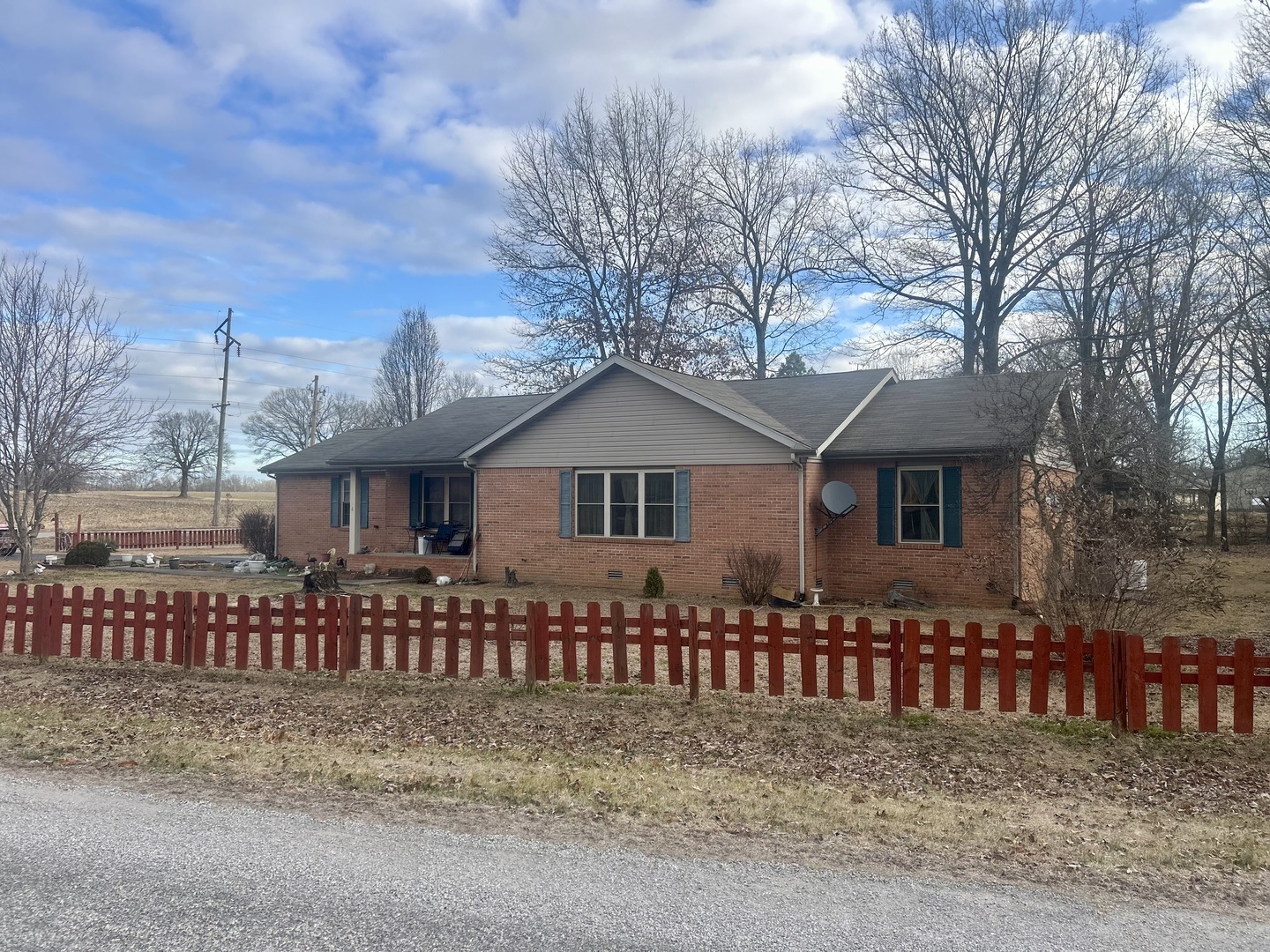 6 Carriage Lane Metropolis, IL 62960 - Photo 3 of 35 a front view of a house with a fence