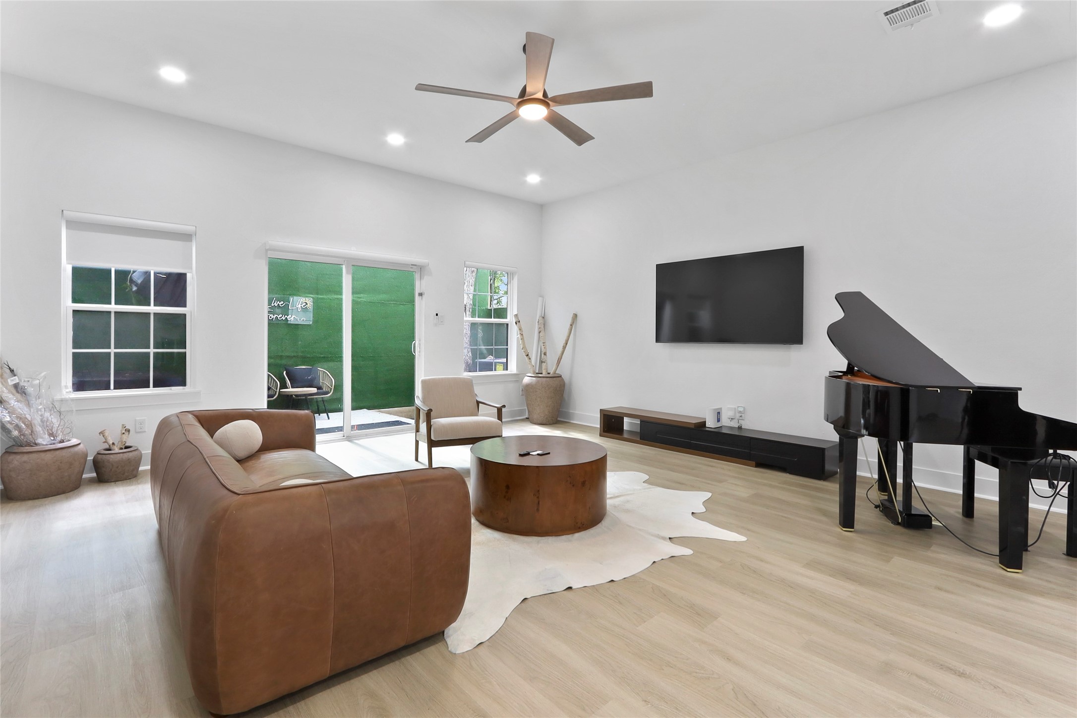 6747 Peerless Street Houston, TX 77021 - Photo 5 of 30 Livingroom (2)