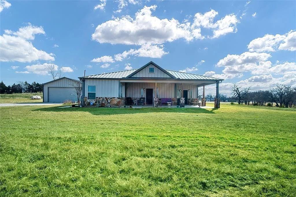 125 Heritage Road Gordonville, TX 76245 - Photo 16 of 40 a front view of house with garden