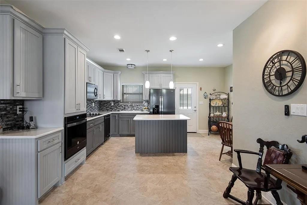 125 Heritage Road Gordonville, TX 76245 - Photo 35 of 40 a kitchen with a table and chairs in it