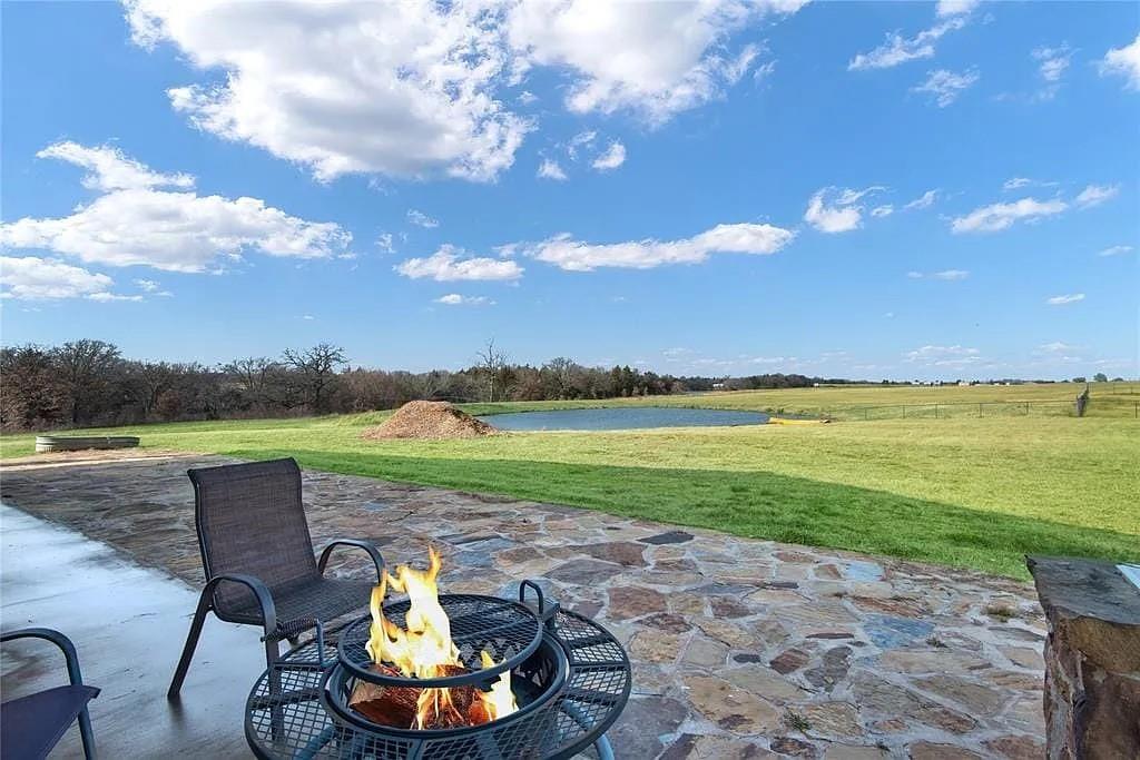 125 Heritage Road Gordonville, TX 76245 - Photo 4 of 40 a view of a lake with a yard