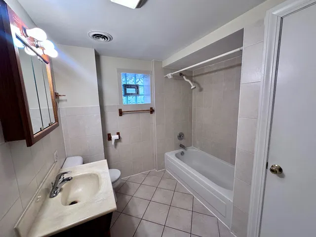 $1,100 | 3706 South Parnell Avenue, Unit 1, Chicago, IL 60609