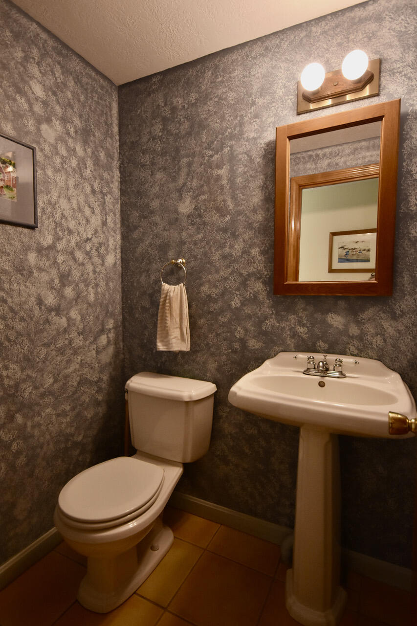 7 Valley Road Cape Elizabeth, ME 04107 - Photo 14 of 38 7 VALLEY HALF BATH