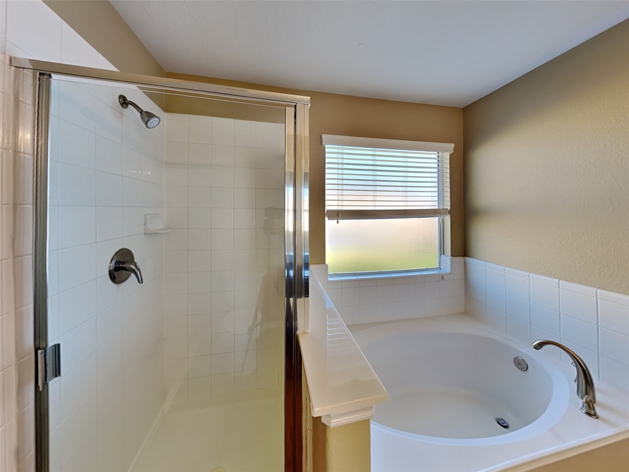 8119 Silent Deep Drive Rosenberg, TX 77469 - Photo 12 of 20 a bathroom with a bathtub and shower