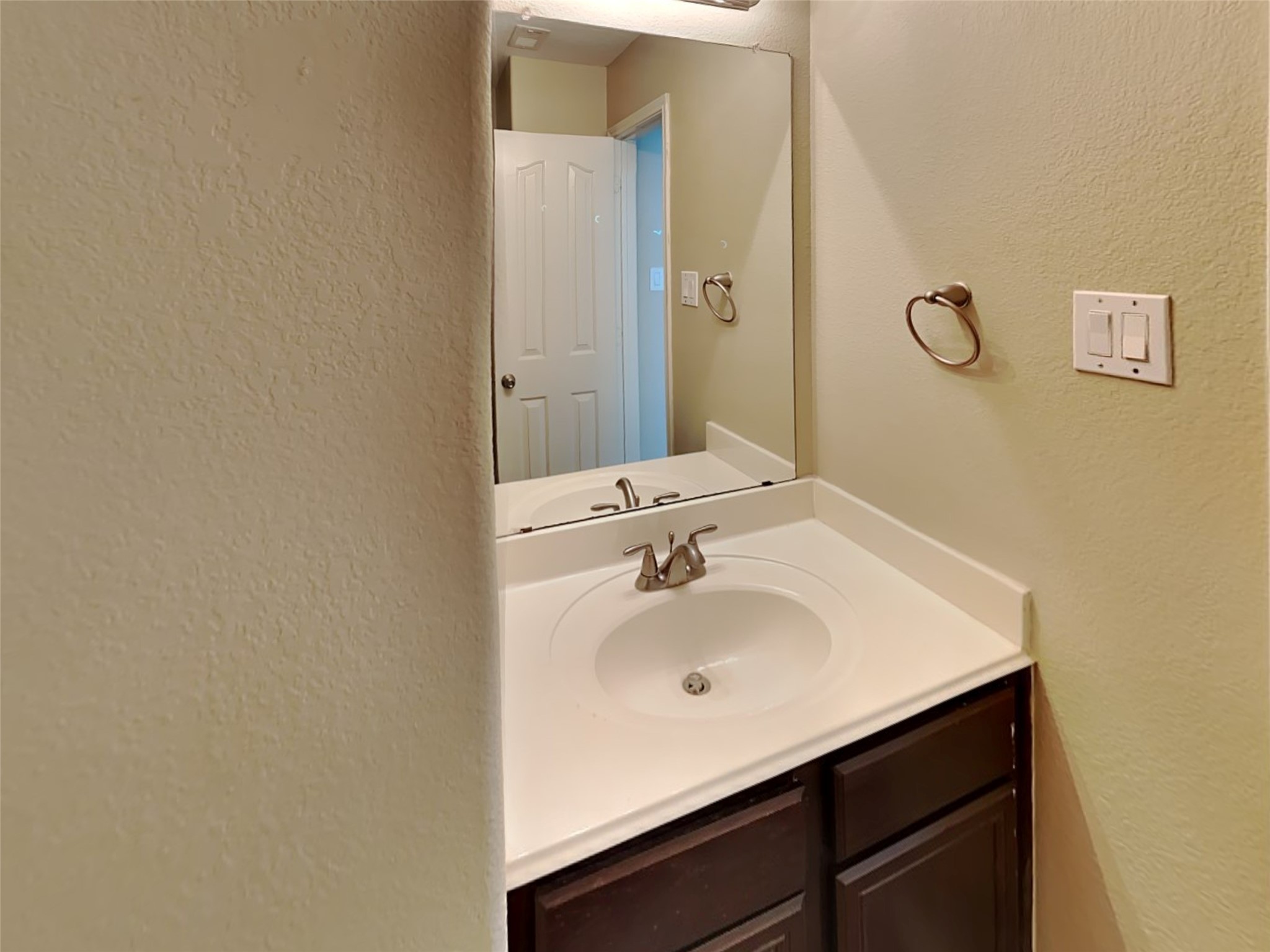 8119 Silent Deep Drive Rosenberg, TX 77469 - Photo 16 of 20 a bathroom with a sink and a mirror