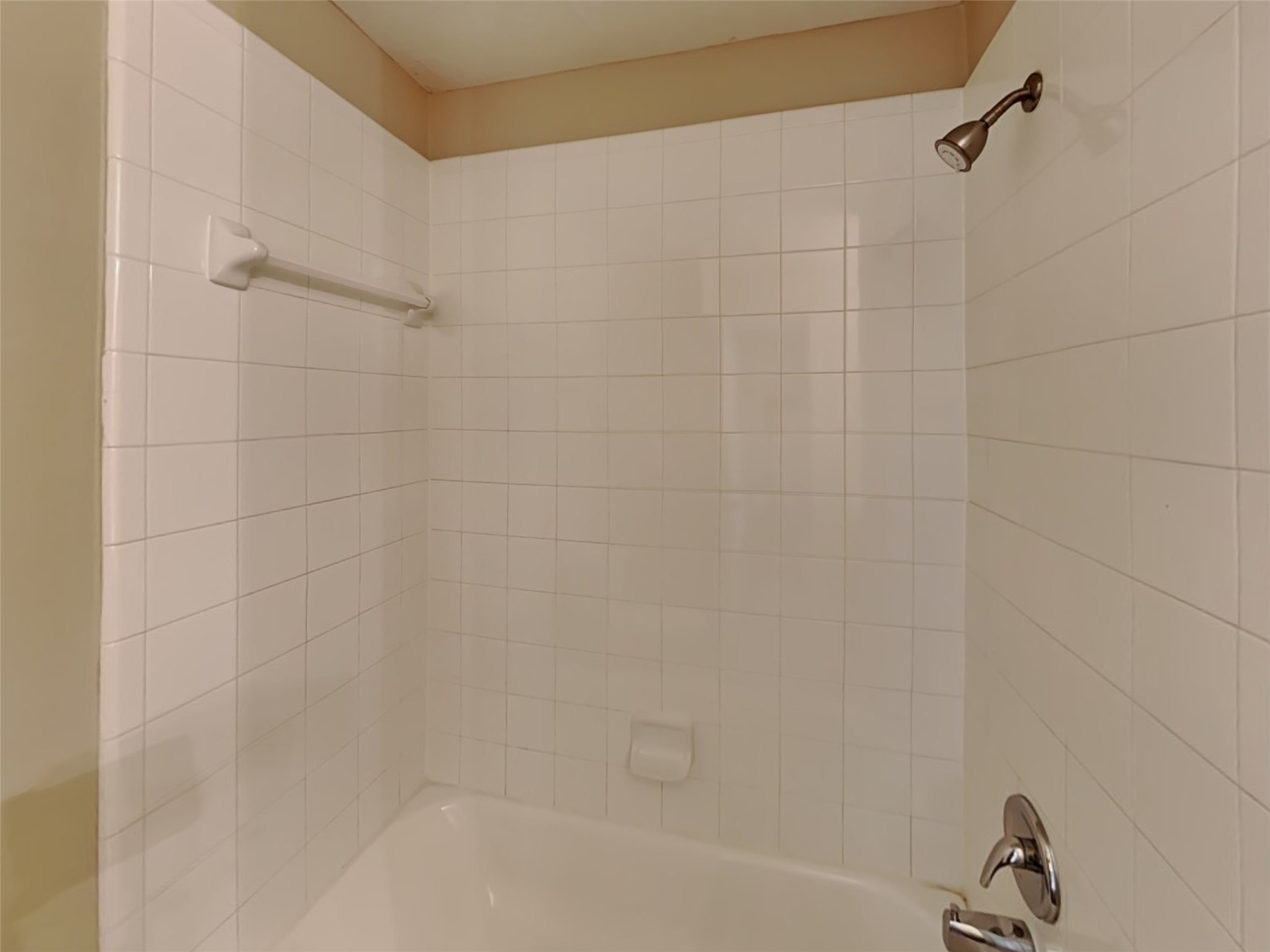 8119 Silent Deep Drive Rosenberg, TX 77469 - Photo 17 of 20 a bathroom with a bathtub