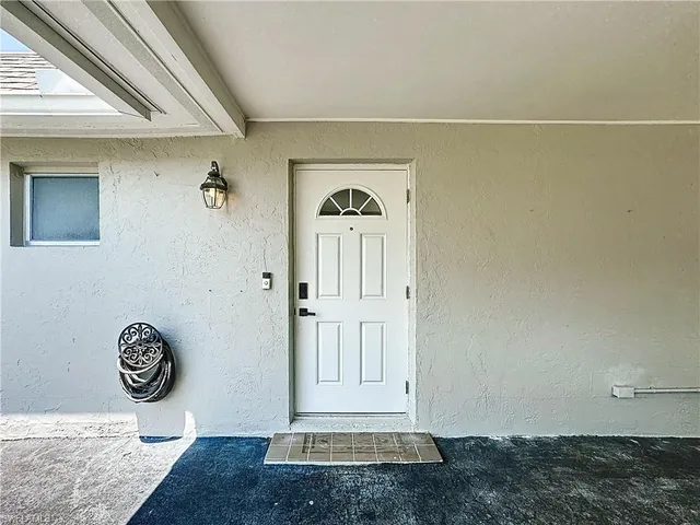 a view of entryway with kitchen