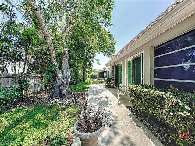 a view of a house with backyard and garden