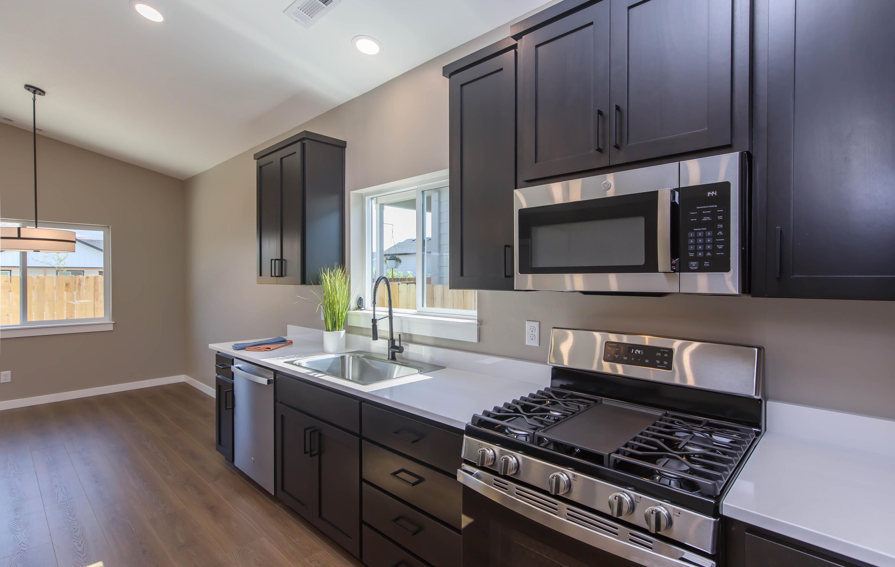 258 Christopher Way Talent, OR 97540 - Photo 8 of 33 8