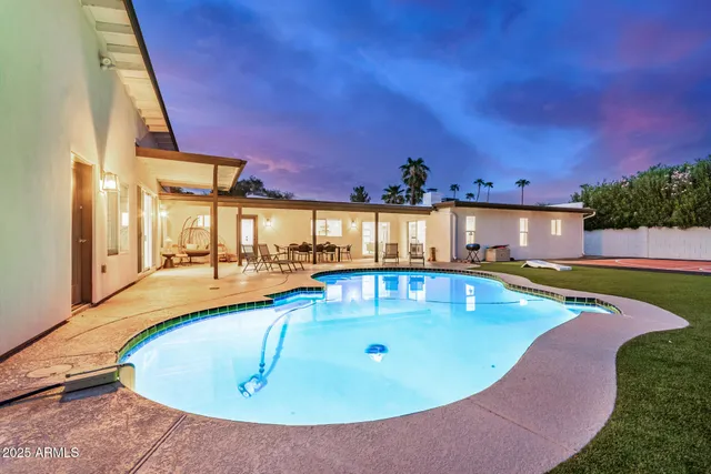 a view of a tennis court