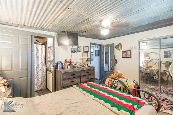 $299,900 | 576 McCartney Lane, Tye, TX 79563