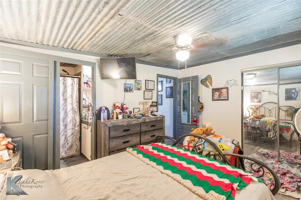 576 McCartney Lane Tye, TX 79563 - Photo 14 of 38 a bedroom that has a bed and a dresser in it