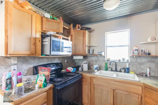 $299,900 | 576 McCartney Lane, Tye, TX 79563